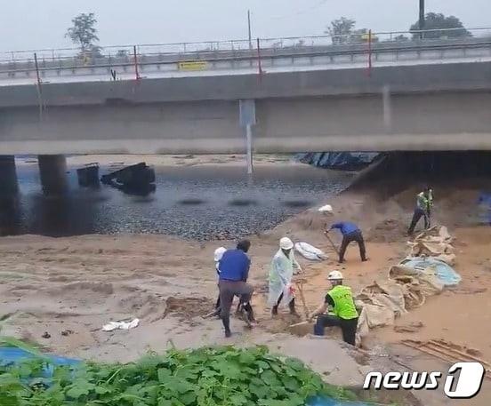 충북 청주 오송참사 직전 시공사와 감리사 관계자들이 미호천교 임시제방을 보강공사하는 모습. /뉴스1