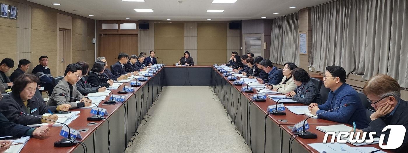 22일 최재형 보은군수가 긴급 간부회의를 주재하고 있다. &#40;보은군 제공&#41; /뉴스1 