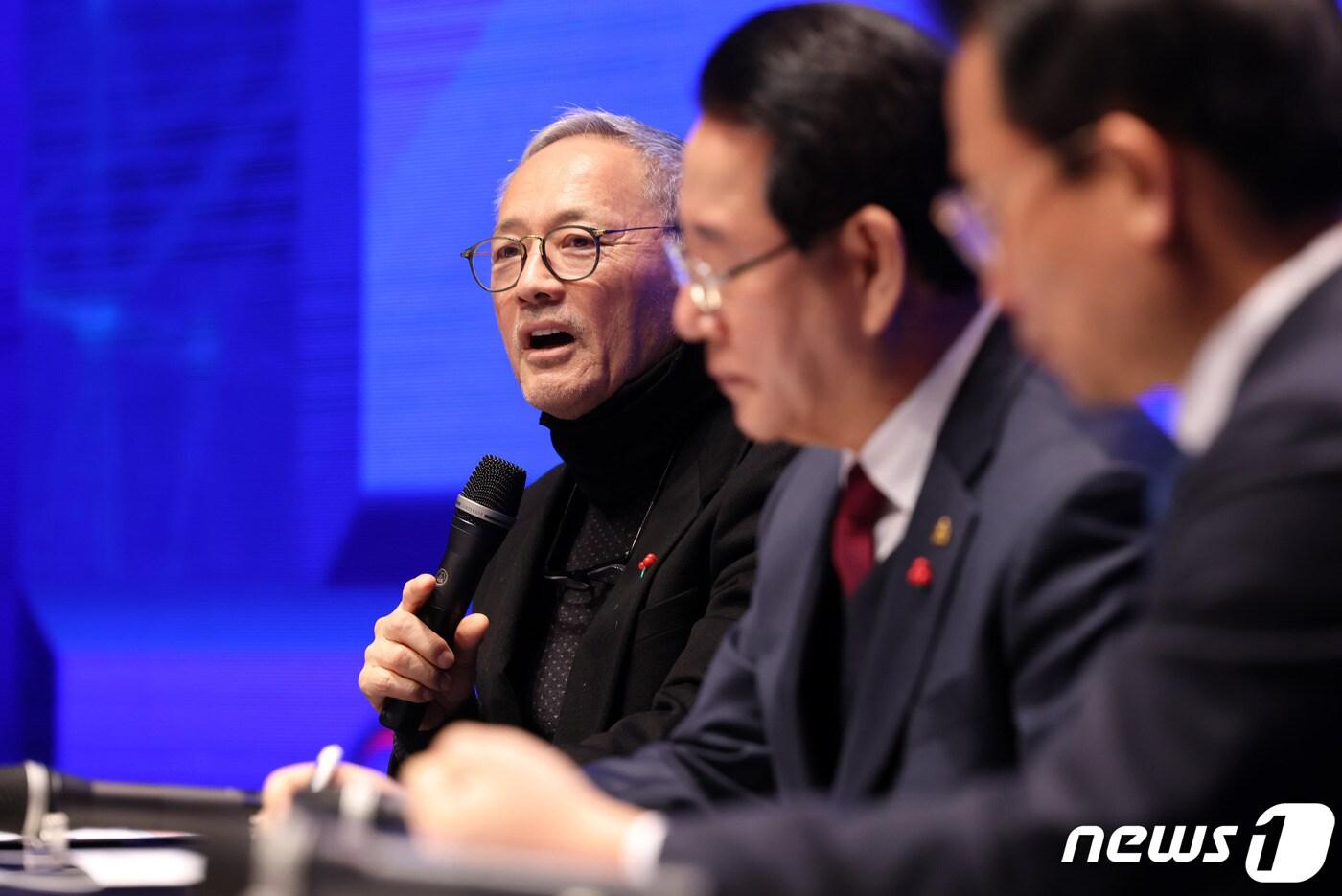 유인촌 문화체육관광부 장관이 22일  경남 통영 국제 음악당에서 열린 &#39;남부권 광역관광 개발계획 발표&#39; 자리에서 인삿말을 하고 있다&#40;문체부 제공&#41;