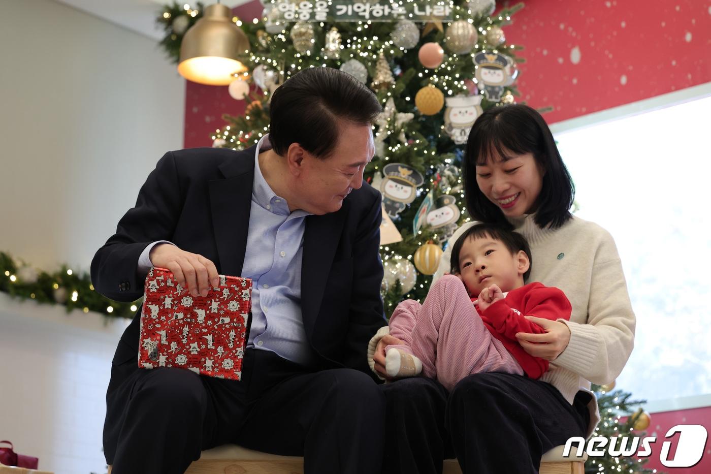 윤석열 대통령이 22일 용산 대통령실 청사에서 열린 &#39;히어로즈 패밀리와 함께하는 꿈과 희망의 크리스마스&#39; 행사에서 어린이들에게 선물을 전달하고 있다. &#40;대통령실 제공&#41; 2023.12.22/뉴스1 ⓒ News1 오대일 기자