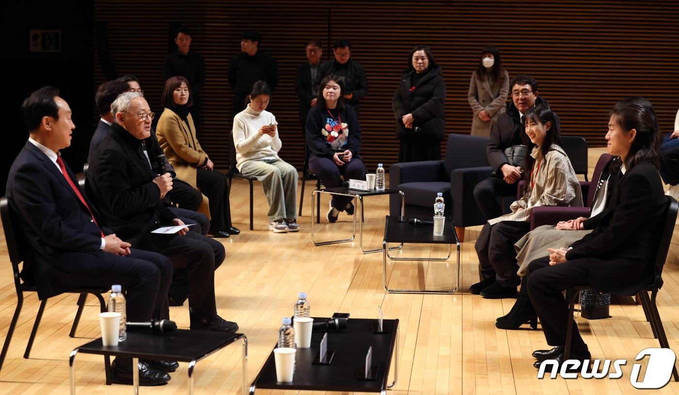 유인촌 문화체육관광부 장관이 통영 국제음악당에서 박완수 경남도지사, 천영기 통영시장과 함께 청년문화예술인과 간담회를 갖고 있다&#40;문체부 제공&#41;