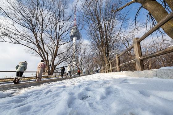 전국 대부분 지역에 눈이 내린 24일 오전 서울 중구 남산을 찾은 관광객들이 크리스마스 연휴를 즐기고 있다. 2023.12.24/뉴스1 ⓒ News1 이재명 기자