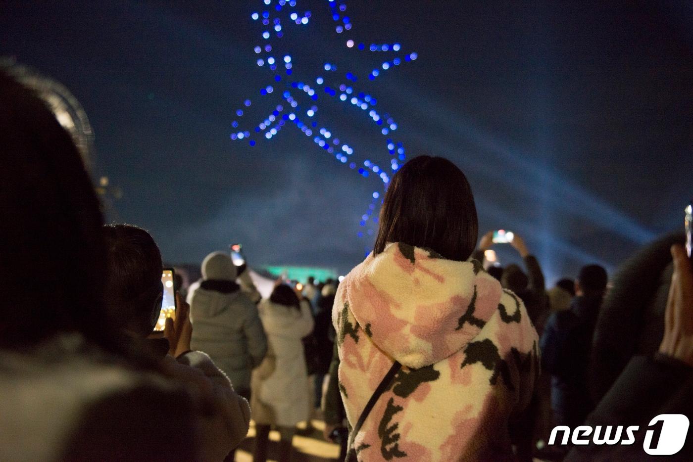 크리스마스 연휴가 시작된 지난 23일 수백명이 대구 수성못에서 열린 드론아트쇼를 보고 있다. 2023.12.23/뉴스1 ⓒ News1 이성덕 기자