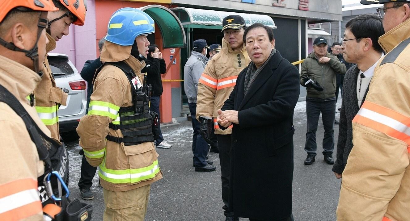  24일 오전 세종시 조치원읍 목욕탕 사고현장을 방문한 최민호 세종시장&#40;오른쪽 네번째&#41;이 소방본부 관계자들로부터 상황을 듣고 있다. &#40;세종시 제공&#41; / 뉴스1