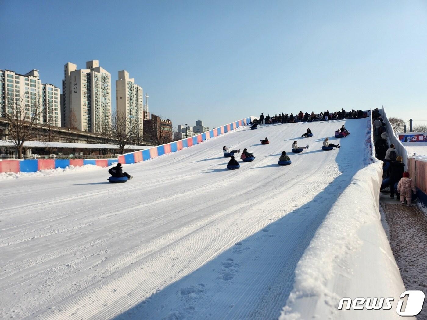 뚝섬한강공원 눈썰매장에서 사람들이 썰매를 탄 채 질주하고 있다/2023.12.24/뉴스1 ⓒ News1 서상혁 기자