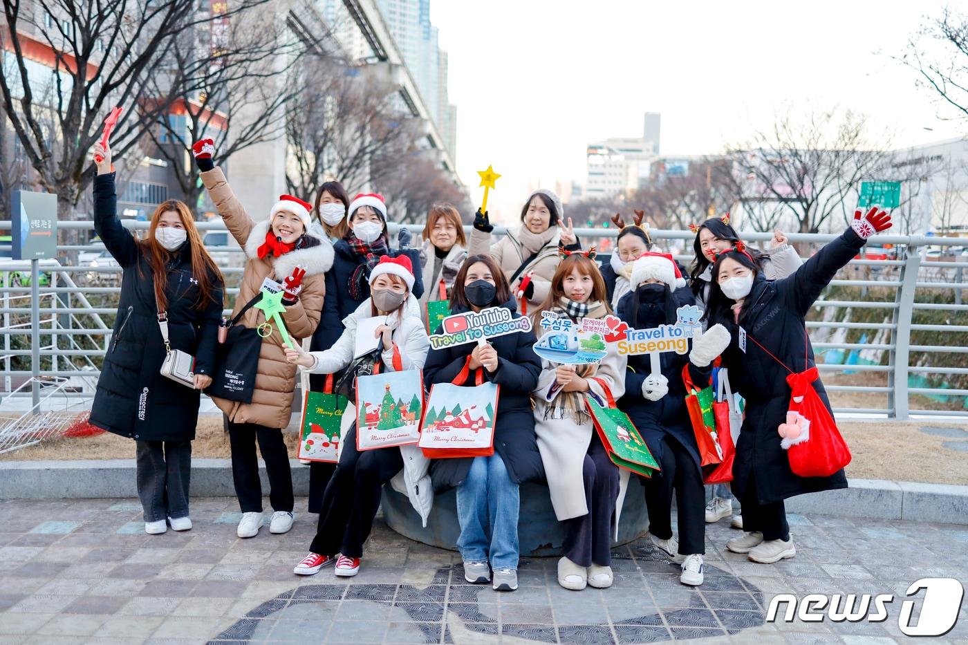 지난 22일 대구 수성문화재단이 일본, 대만 등 외국인 관광객들과 함께 대표 관광지인 수성못을 투어하기 위해 기념사진을 촬영하고 있다.&#40;대구 수성문화재단 제공&#41;