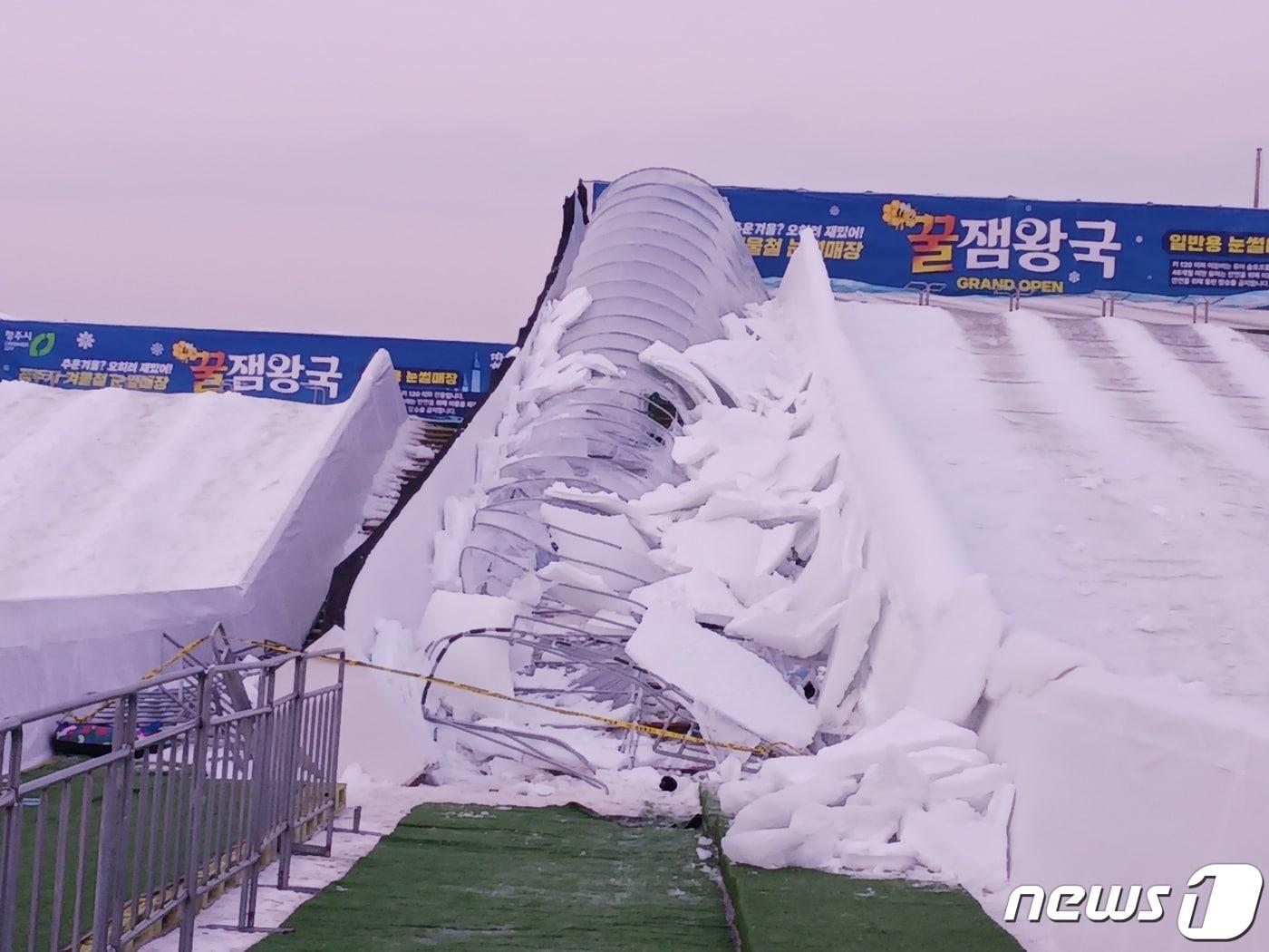 24일 오후 4시18분쯤 충북 청주시 상당구 지북동 눈썰매장에서 비닐하우스 형태의 승강로 지붕 구조물이 무너졌다. 이 사고로 3명이 1시간여 동안 매몰됐다가 모두 병원으로 옮겨졌다. 사진은 구조 작업을 끝낸 매몰 현장.2023.12.24/뉴스1 ⓒ News1 임양규 수습기자