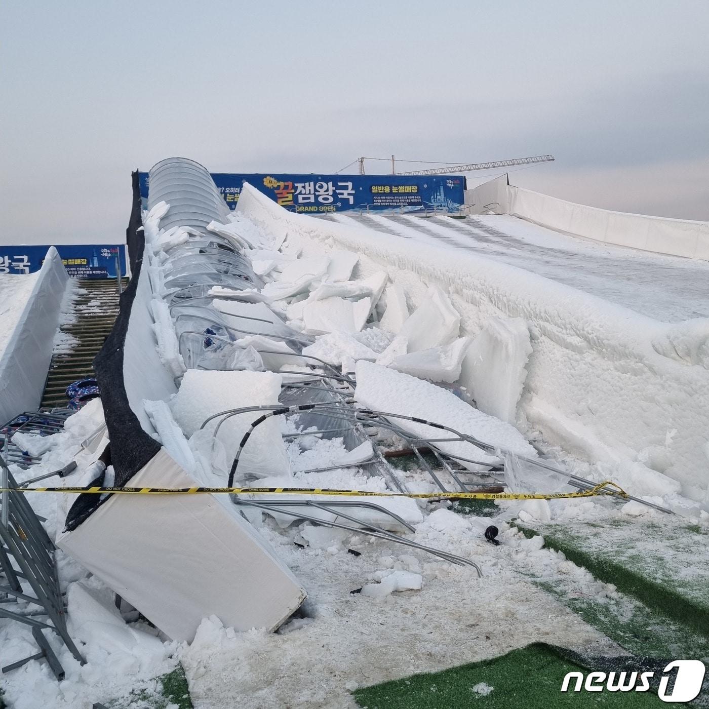 24일 오후 4시18분쯤 충북 청주시 상당구 지북동 눈썰매장에서 비닐하우스 형태의 보행통로 지붕 구조물이 무너져 당시 10여명이 깔렸다 구조됐다.&#40;충북소방본부 제공&#41;.2023.12.24/뉴스1