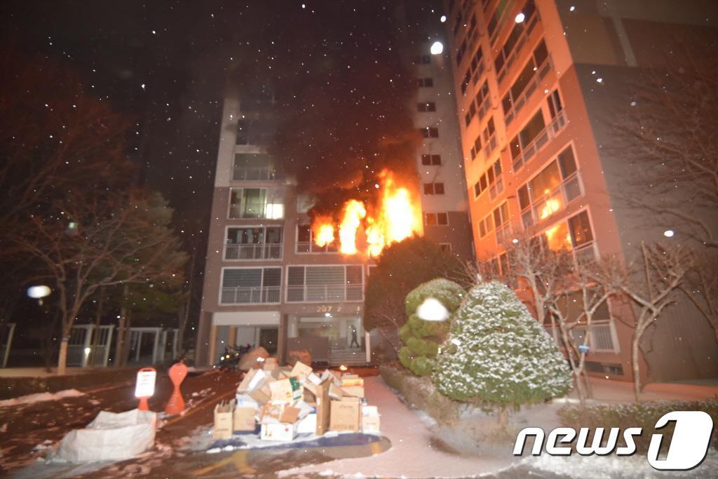 지난해 성탄절 새벽 서울 도봉구 방학동의 아파트에서 붉은 불이 타오르고 있다. &#40;도봉소방서 제공&#41; 2023.12.25/뉴스1