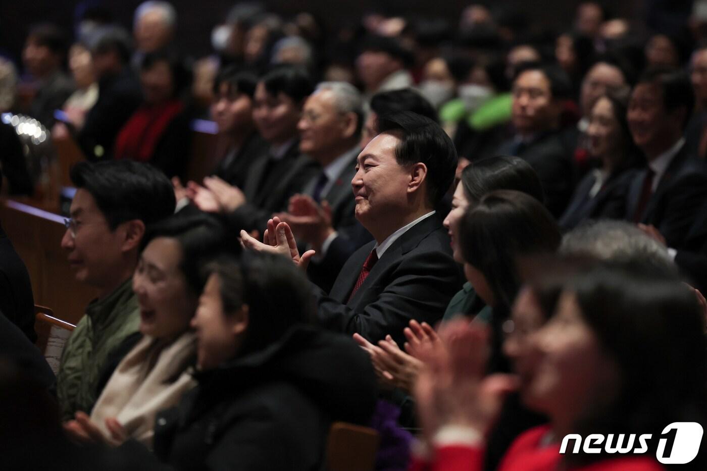 윤석열 대통령이 성탄절인 25일 오전 서울 중구 정동제일교회에서 열린 2023 성탄축하예배에 참석해 공연을 관람하며 손뼉치고 있다. &#40;대통령실 제공&#41; 2023.12.25/뉴스1 ⓒ News1 안은나 기자