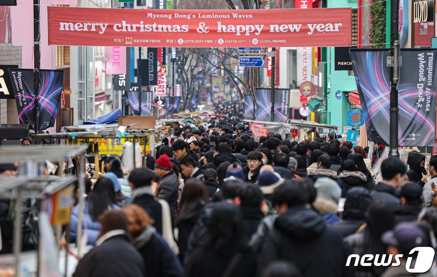 성탄절인 25일 오후 서울 중구 명동거리가 관광객들로 붐비고 있다. 2023.12.25/뉴스1 ⓒ News1 김도우 기자