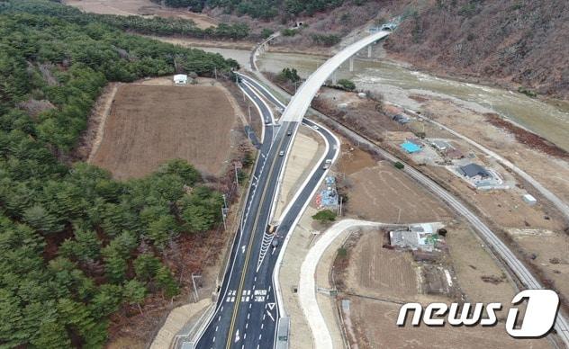 26일 낮 12시부터 국도 42호선인 강원 정선군 여량면 여량교~여량터널~꽃벼루교차로 구간이 조기 개통된다. &#40;원주지방국토관리청 제공&#41; 2023.12.25/뉴스1