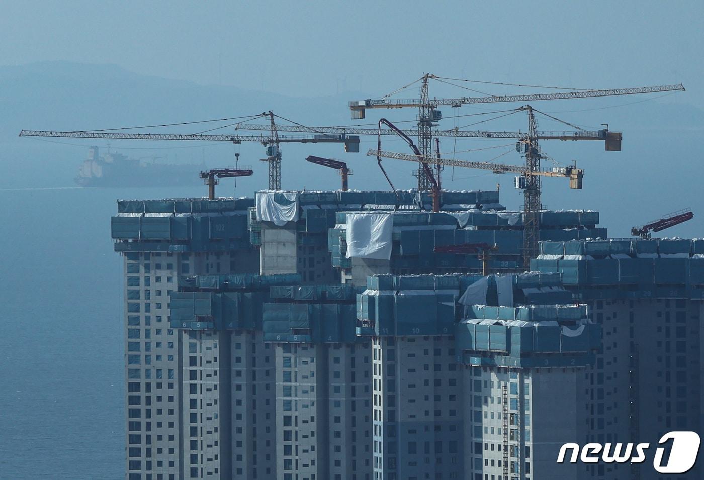 사진은 26일 인천 연수구 송도신도시 신축아파트 공사현장의 모습. 2023.12.26/뉴스1 ⓒ News1 김도우 기자