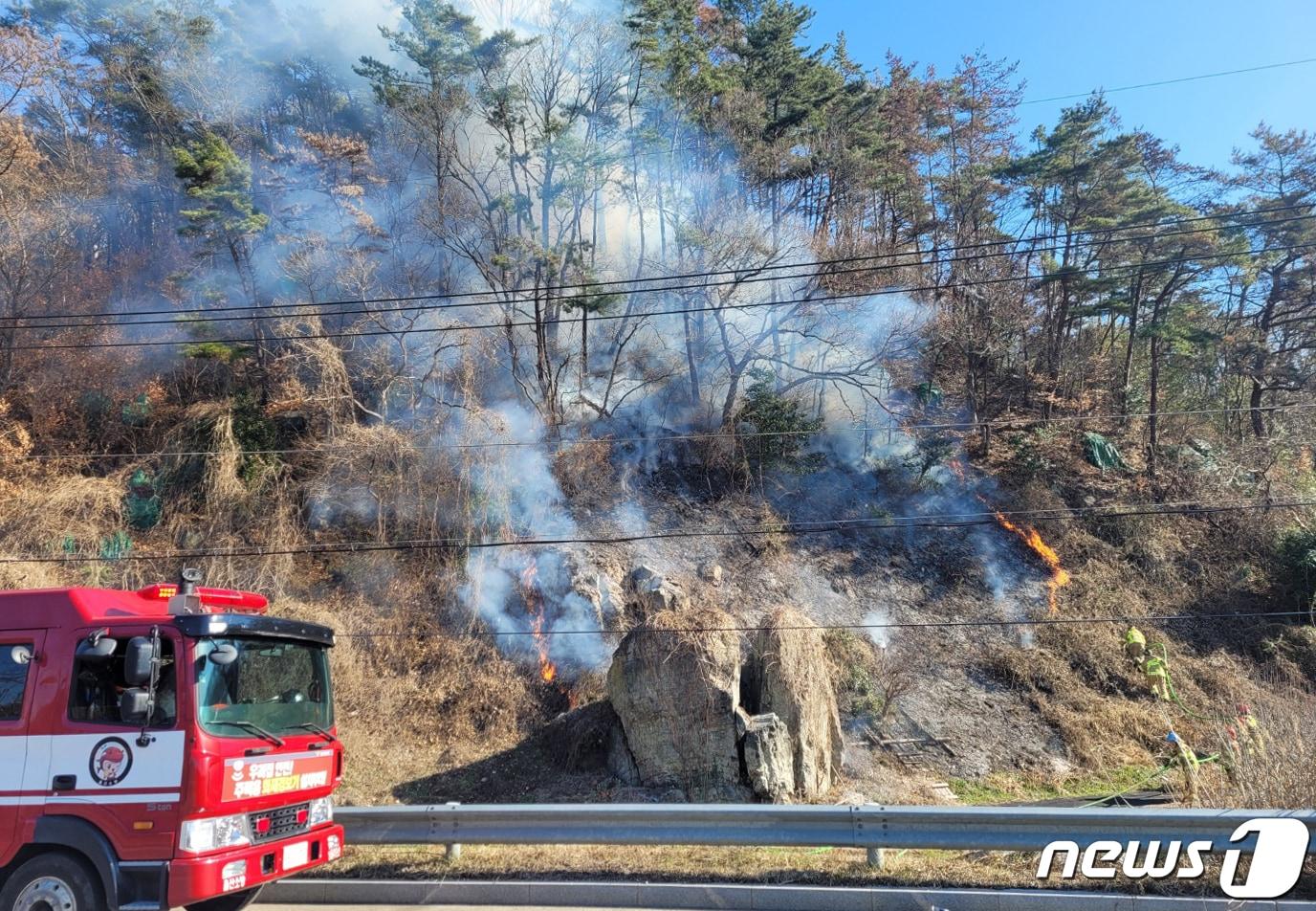 26일 낮 12시21분께 울산시 울주군 온산읍 삼평리 산239 일원에서 불이 나 소방대가 진화 작업을 하고 있다. &#40;울산소방본부 제공&#41;