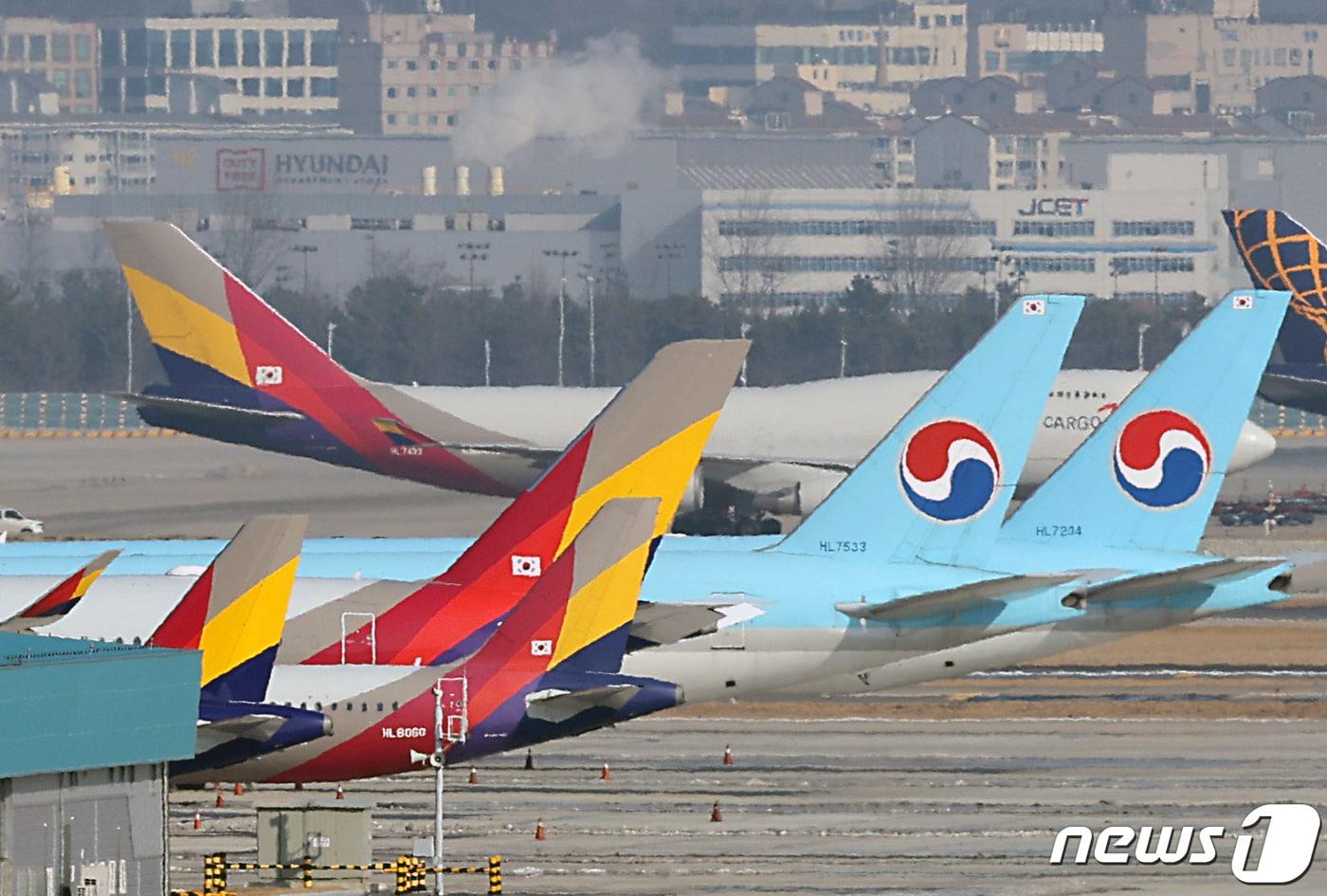 26일 오후 인천국제공항 계류장에 대한항공과 아시아나항공의 항공기가 지나고 있다. 2023.12.26/뉴스1 ⓒ News1 박정호 기자