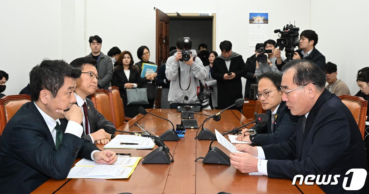 국민의힘 유의동 정책위의장, 이양수 원내수석부대표와 더불어민주당 이개호 정책위의장, 박주민 원내수석부대표가 26일 오후 서울 여의도 국회에서 여야 2+2 합의체 회의를 하고 있다. &#40;공동취재&#41; 2023.12.26/뉴스1 ⓒ News1 황기선 기자