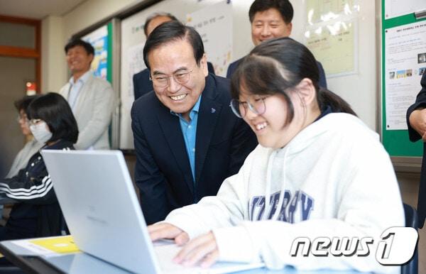 서거석 전북교육감이 스마트기기보급사업을 통해 지급받은 노트북으로 공부하고 있는 학생을 격려하고 있다.&#40;전북교육청 제공&#41;/뉴스1