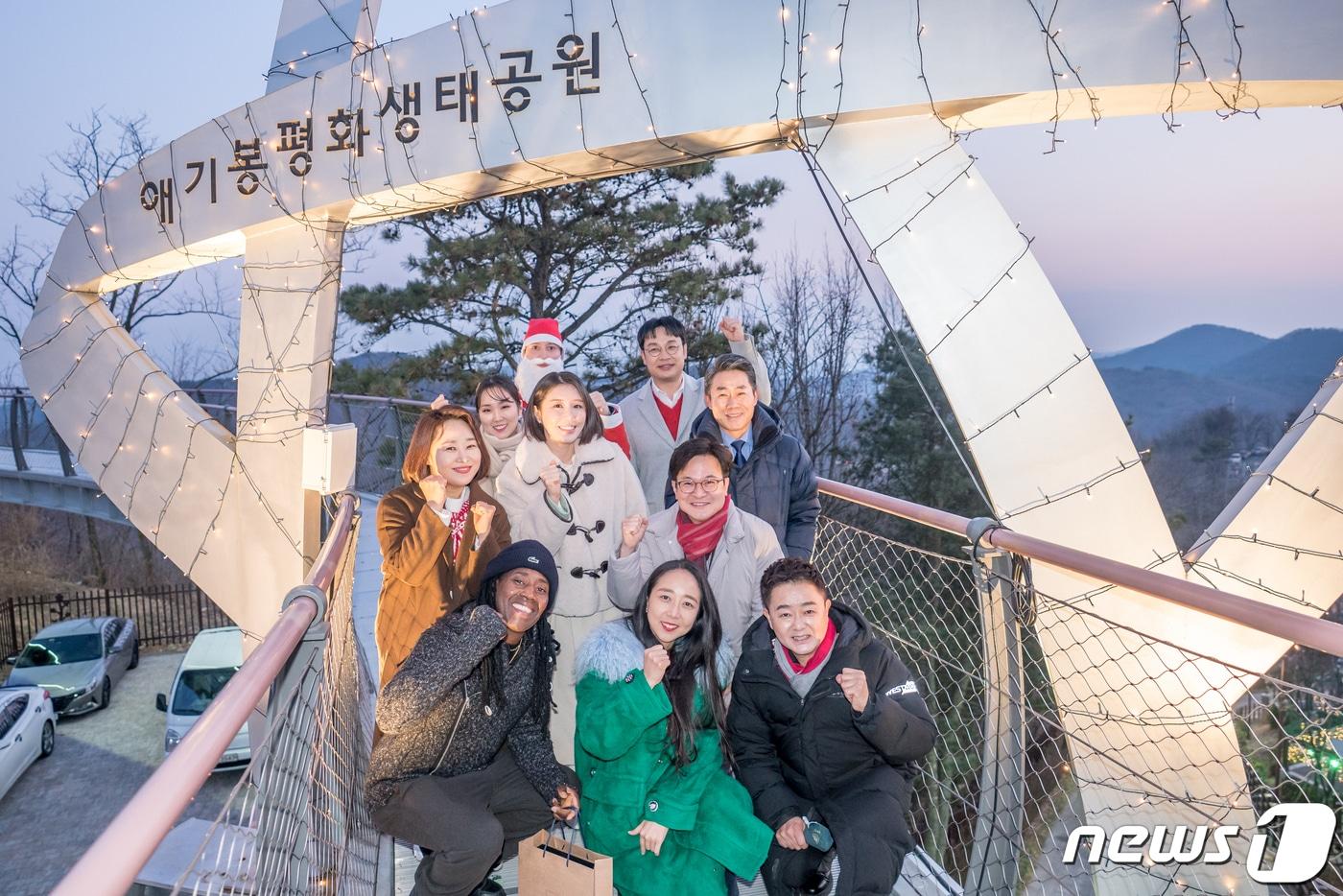  김병수 김포시장과 위촉된 김포시 홍보대사 모습.&#40;경기 김포시 제공&#41;/뉴스1