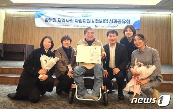 전주시가 최근 서울 코리아나호텔에서 열린 ‘2023년 장애인자립지원시범사업 성과 공유회’에서 보건복지부장관상을 수상했다.&#40;전주시 제공&#41;/뉴스1