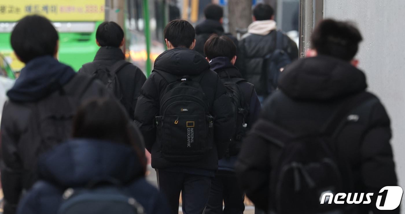 한 중학교에서 학생들이 등교를 하는 모습. &#40;사진은 기사 내용과 무관함&#41; / 뉴스1 ⓒ News1 김민지 기자