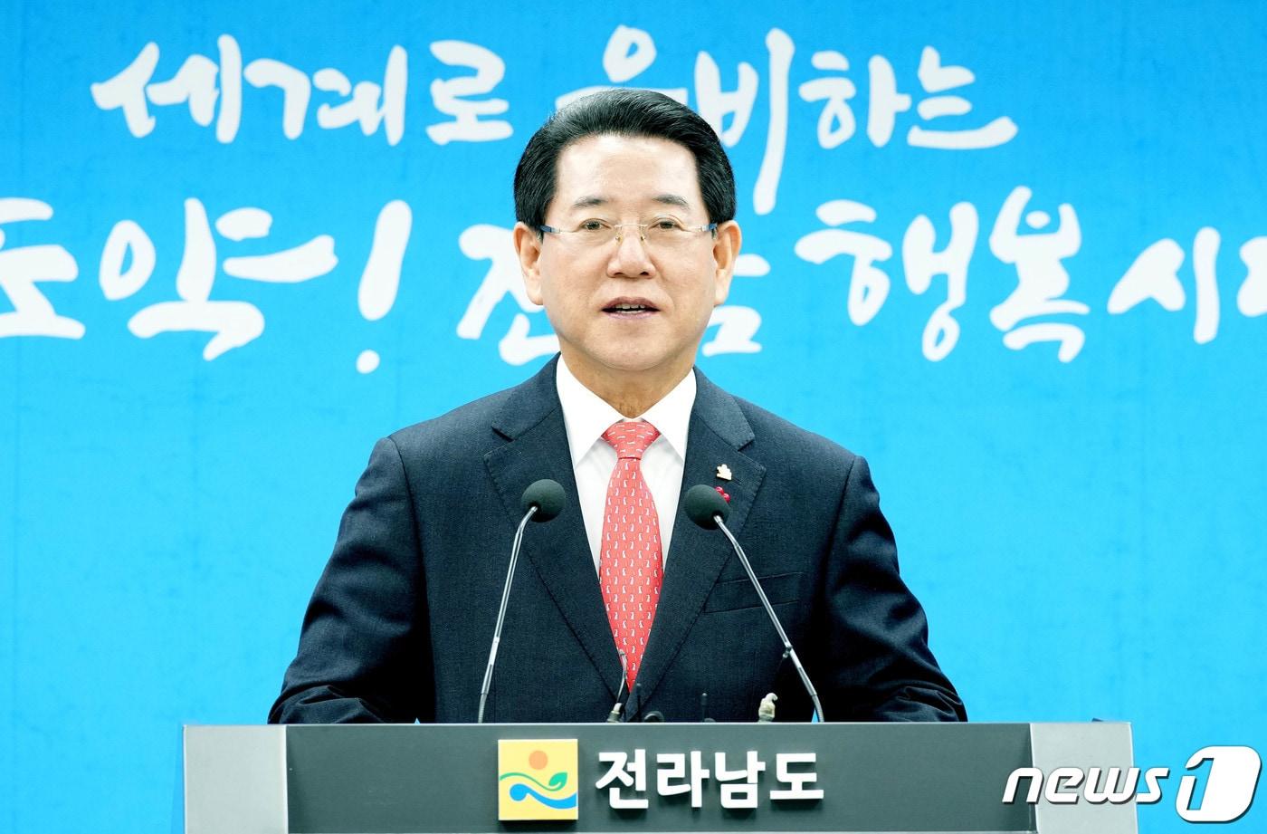 김영록 전라남도지사가 27일 도청 브리핑룸에서 2023년 송년 기자간담회를 갖고 2023년도 주요 성과와 2024년도 도정방향에 대해 발표하고 있다.&#40;전남도 제공&#41; 2023.12.27/뉴스1 