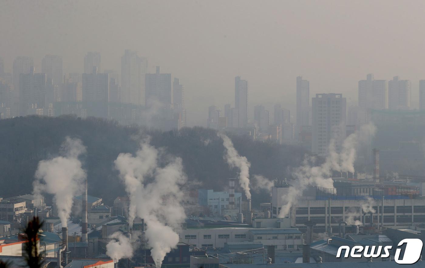 수도권 지역의 미세먼지 농도가 &#39;나쁨&#39; 수준을 보인 27일 경기 안산시 단원구 안산스마트허브 전망대에서 바라본 반월특수국가산업단지가 뿌연 모습을 보이고 있다. 2023.12.27/뉴스1 ⓒ News1 김영운 기자