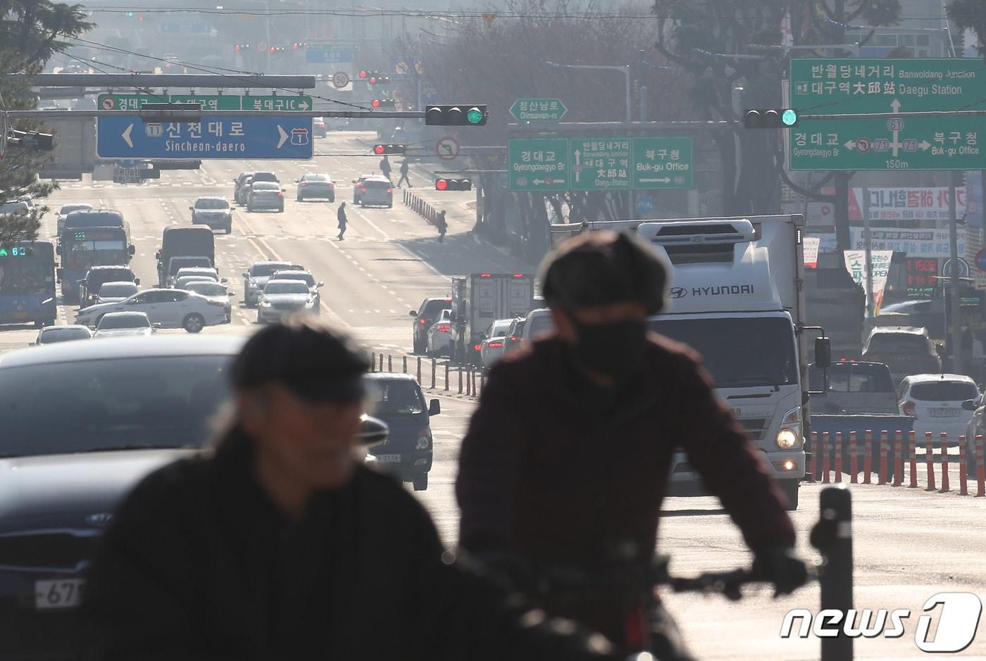 평년 기온을 웃도는 포근한 날씨가 이어진 27일 오후 대구 일부 지역의 초미세먼지 농도가 &#39;나쁨&#39; 수준을 보이며 뿌옇게 흐려 있다. 2023.12.27/뉴스1 ⓒ News1 공정식 기자