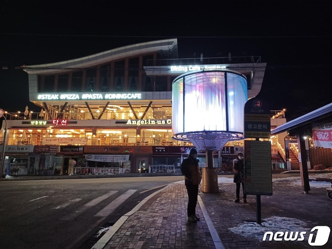 광주 무등산 증심사 이주단지 버스정류장의 저녁 풍경 ⓒ News1 박영래 기자