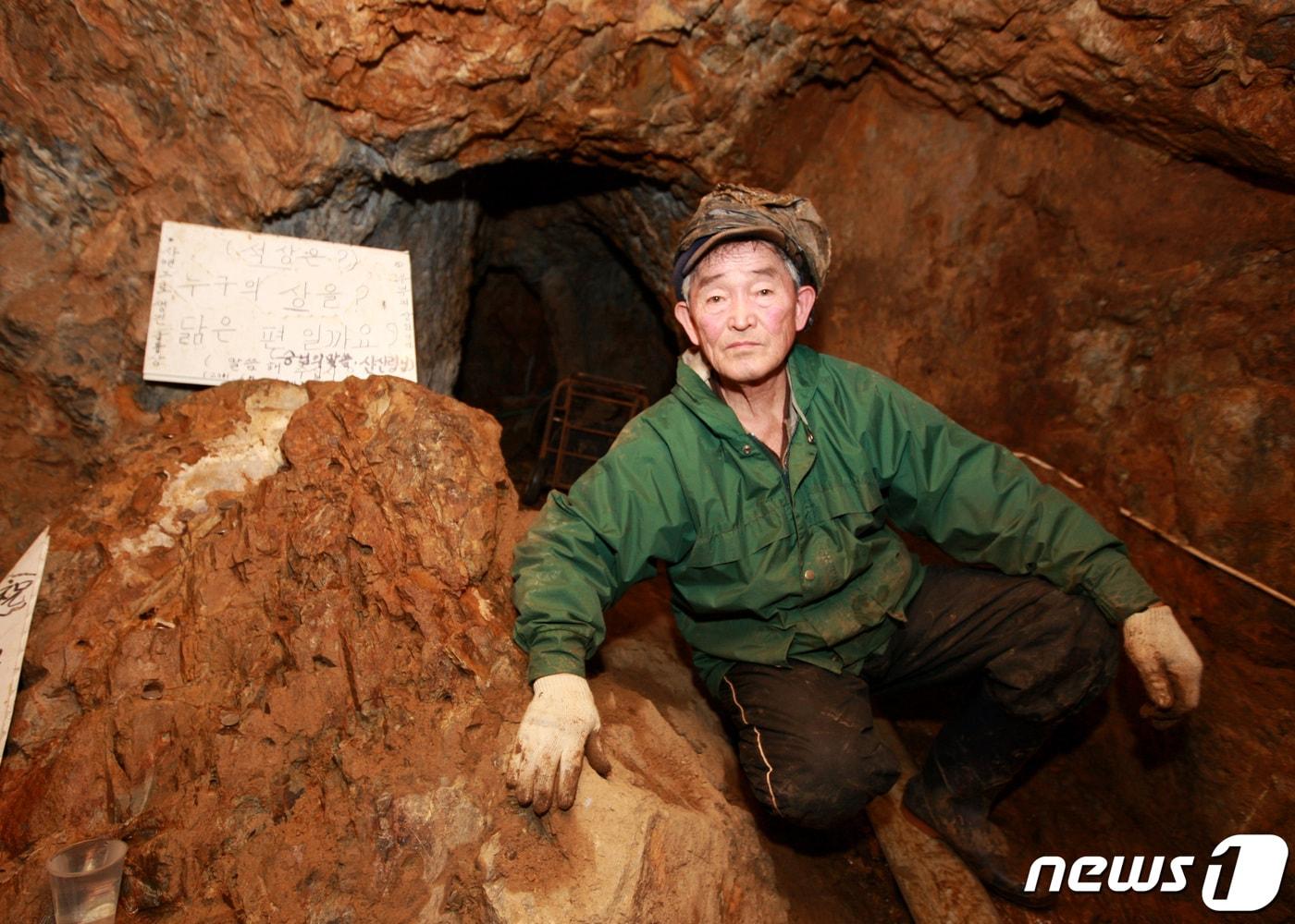 충북 괴산에서 10년 넘게 망치와 정으로 동굴을 팠던 고&#40;故&#41; 신도식씨 생전 모습.&#40;괴산군 제공&#41;/뉴스1