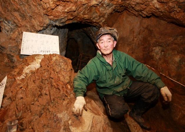 충북 괴산에서 10년 넘게 망치와 정으로 동굴을 팠던 고&#40;故&#41; 신도식 할아버지 생전 모습.&#40;자료사진&#41;/뉴스1