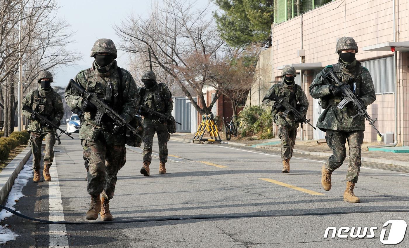 27일 서울의 한 정수센터에서 실시된 서울시 통합방위훈련에 참가한 수도방위사령부와 육군 52사단 병력이 이동하고 있다. 2023.12.27/뉴스1 ⓒ News1 박세연 기자