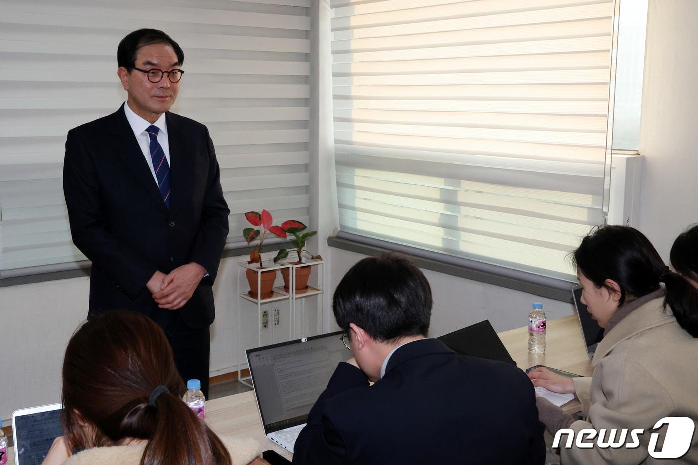 남평오 전 국무총리실 민정실장이 27일 오후 서울 여의도 이낙연계 싱크탱크 사무실 &#39;연대와공생&#39;에서 기자간담회를 하고 있다. 남 전 실장은 이날 이재명 더불어민주당 대표가 연루된 &#39;대장동 개발 특혜 의혹&#39;을 최초로 언론에 제보한 사람은 자신이라고 밝혔다. 2023.12.27/뉴스1 ⓒ News1 황기선 기자