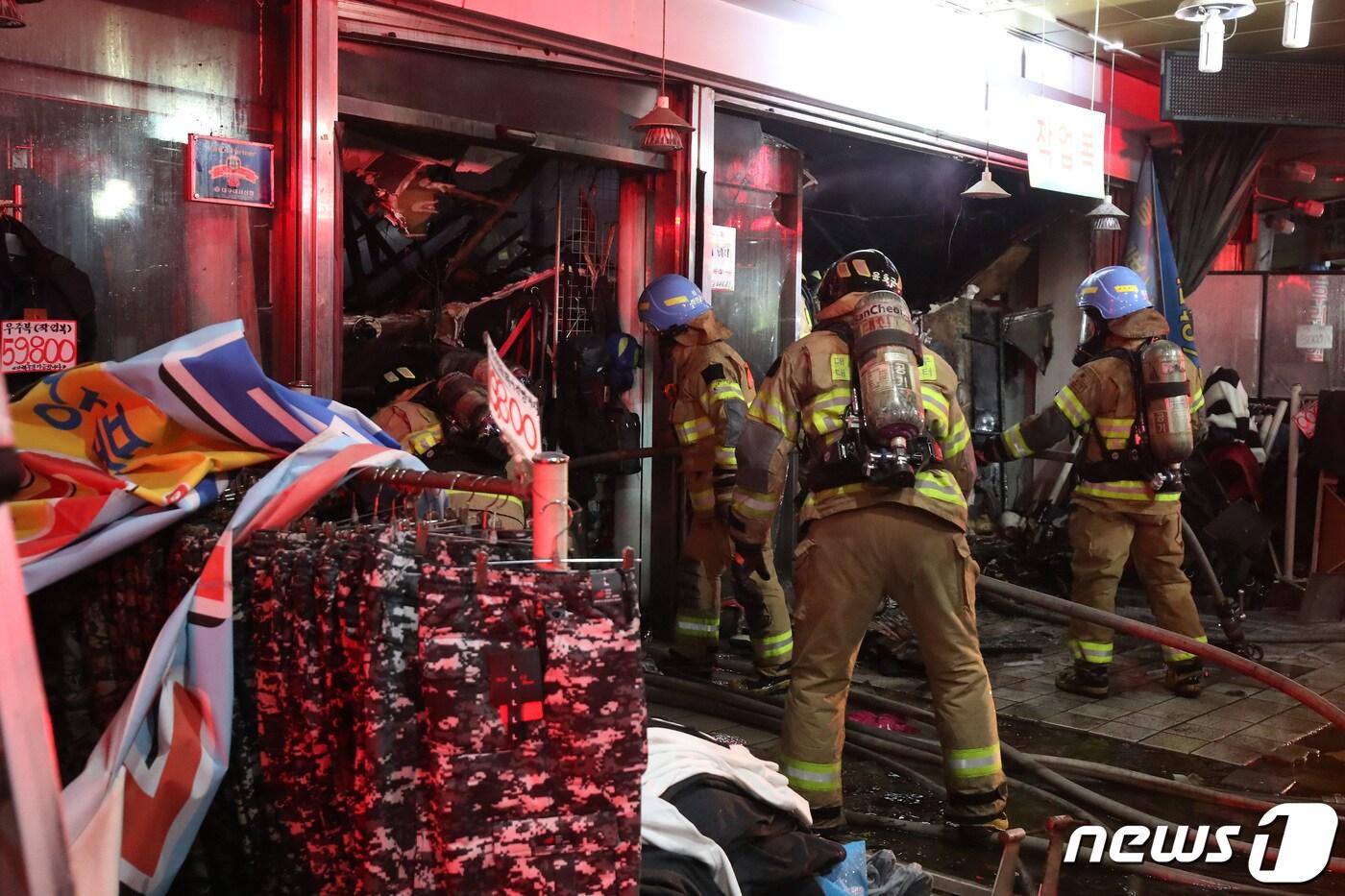 지난 27일 오후 4시 48분쯤 대구 북구 노원동3가 팔달신시장 내 의류판매점에서 원인을 알 수 없는 불이 나 소방당국이 진화작업을 벌이고 있다. 2023.12.27/뉴스1 ⓒ News1 공정식 기자