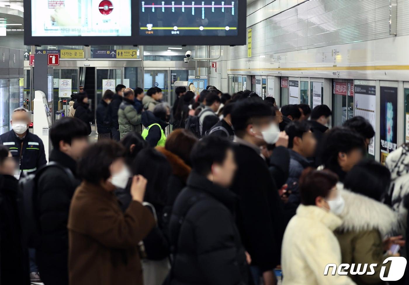 경기 김포시 김포골드라인 구래역에서 시민들이 열차를 기다리고 있는 모습&#40;사진은 기사 내용과 무관함&#41; / 뉴스1 ⓒ News1