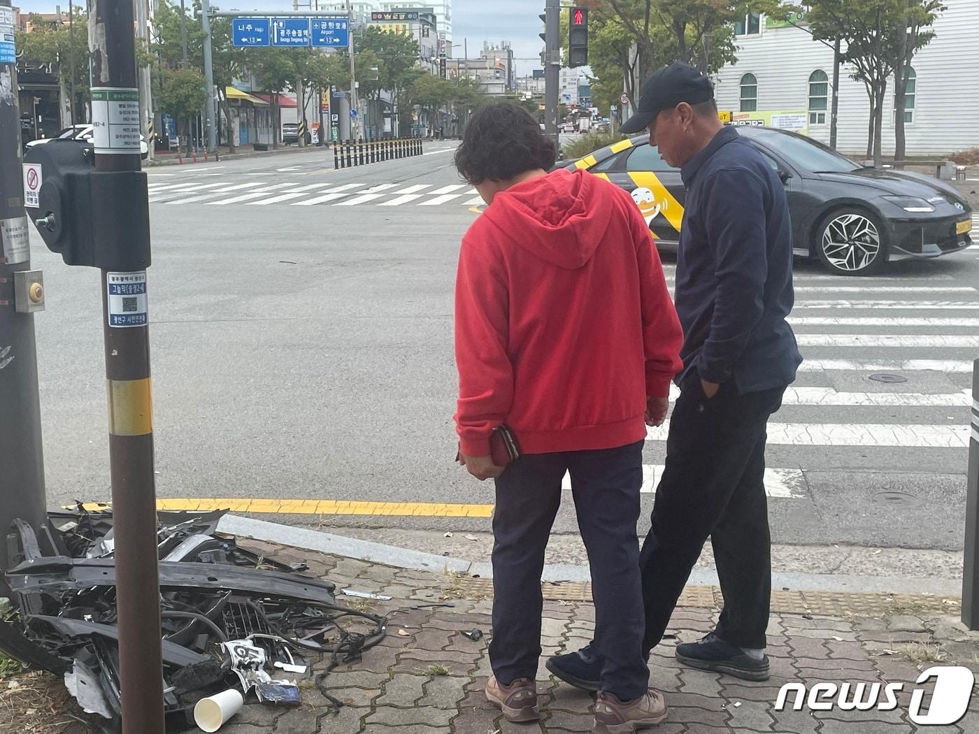 지난 10월8일 오후 광주 광산구 송정동 한 사거리에서 교통사고를 낸 택시가 횡단보도로 돌진, 3명의 보행자가 숨지는 사고가 벌어졌다. 사진은 이날 행인들이 사고지점을 지나가는 모습. 2023.10.9/뉴스1 박지현 수습기자