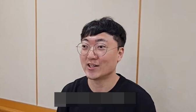 &#39;충주시 홍보맨&#39; 김선태 주무관의 최근 행정 6급 초고속 승진을 두고 일각에서는 &#39;무리한 인사&#39;라는 비판이 나왔다. 유튜브 갈무리