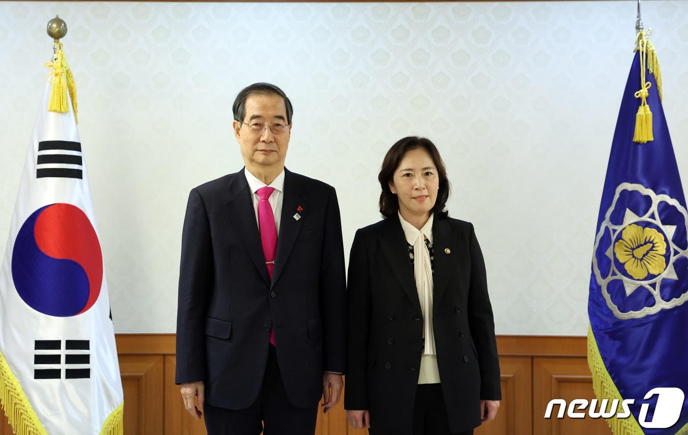 한덕수 국무총리가 28일 오전 서울 종로구 세종대로 정부서울청사에서 열린 차관급 임명장 수여식에서 신영숙 여성가족부 차관과 기념촬영을 하고 있다. 2023.12.28/뉴스1 ⓒ News1 김명섭 기자