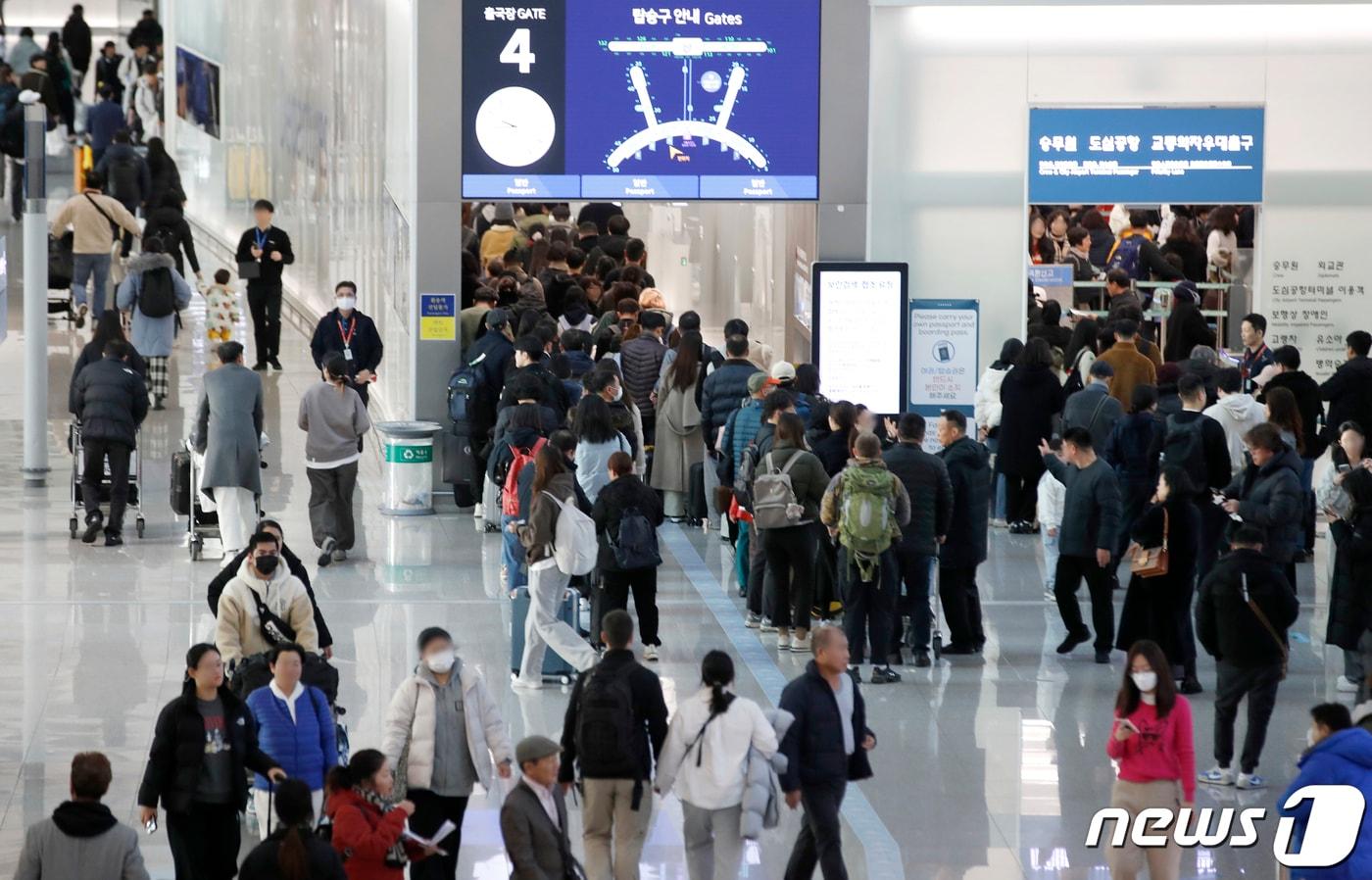 출국 인파로 붐비는 인천국제공항 출국장. 2023.12.28/뉴스1 ⓒ News1 권현진 기자