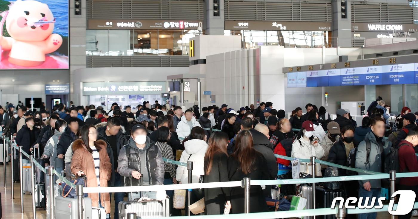 28일 오전 인천국제공항 출국장이 출국인파로 붐비고 있다. /뉴스1 ⓒ News1 권현진 기자