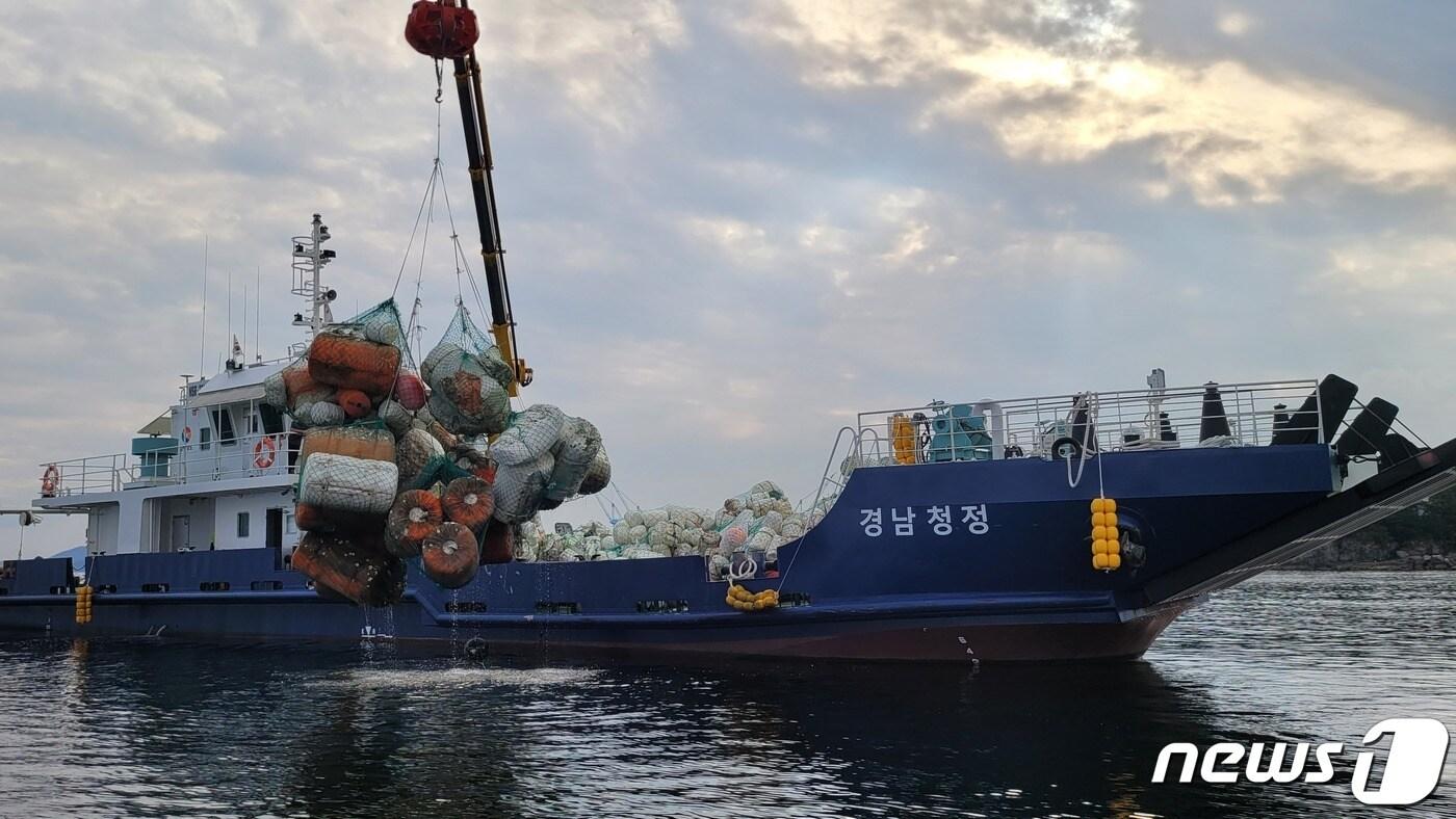 경남도 환경정화선이 해양쓰레기를 수거하고 있는 모습.&#40;경남도 제공&#41;