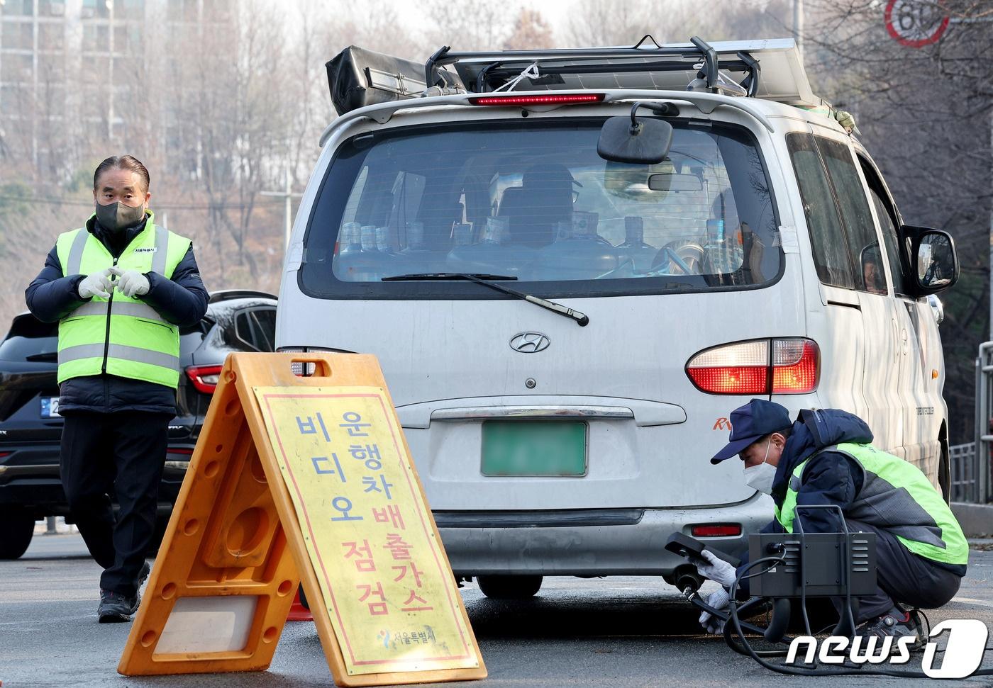 노후 경유차 대상 배출가스 단속 자료사진. /뉴스1 