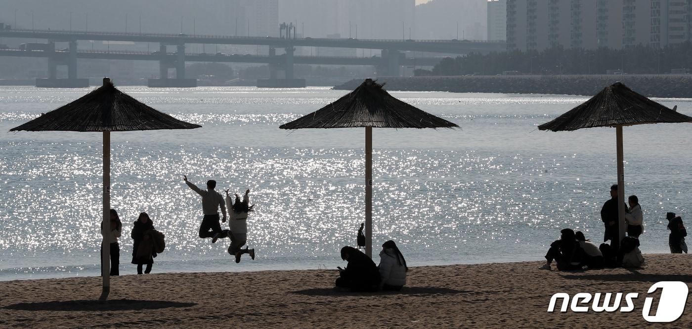 부산 광안리해수욕장을 찾은 관광객 등 시민들이 해변을 거닐며 추억을 남기고 있다.뉴스1 ⓒ News1 윤일지 기자