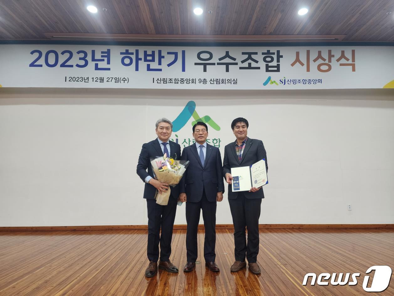  전북 고창군산림조합&#40;조합장 김영건·왼쪽&#41;이 산림조합중앙회 &#39;2023년 산림경영지도 평가&#39;에서 2년 연속 대상을 수상했다.&#40;고창군산림조합 제공&#41;2023.12.28/뉴스1