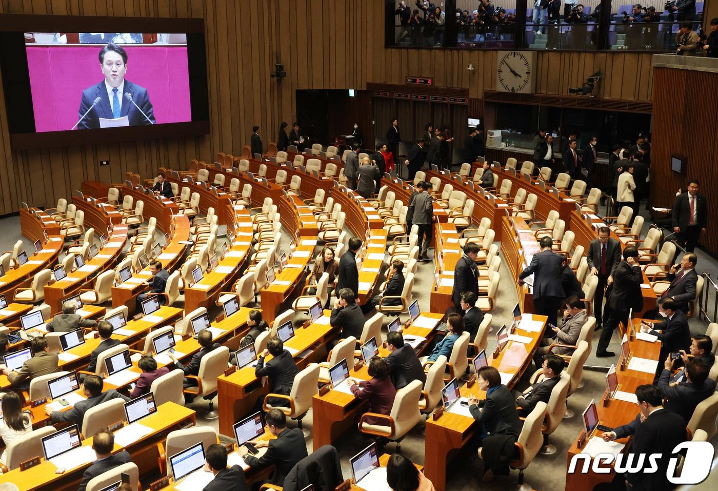 국민의힘 의원들이 12월28일 서울 여의도 국회에서 열린 제411회국회&#40;임시회&#41; 제3차 본회의에서 쌍특검법&#40;김건희 여사 주가 조작 의혹 특검·대장동 50억&#41; 토론에서 퇴장을 하고 있다. 2023.12.28/뉴스1 ⓒ News1 ,송원영 기자