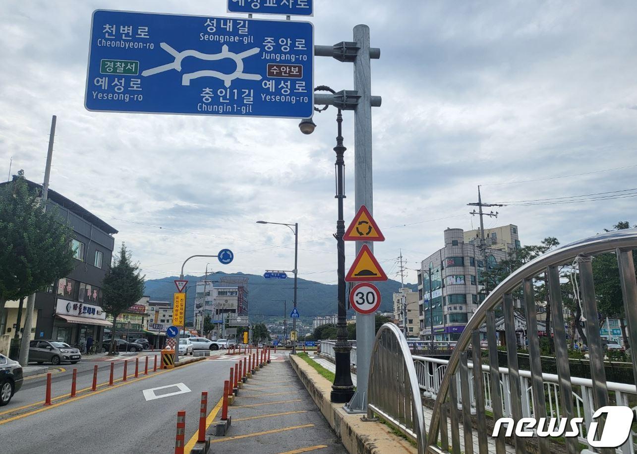  29일 충북 충주시는 올해 도로변 노후·난립 안내표지판을 954건 정비했다고 밝혔다. 사진은 하나의 지주에 통합 설치한 안내표지판 모습.&#40;충주시 제공&#41;2023.12.29/뉴스1