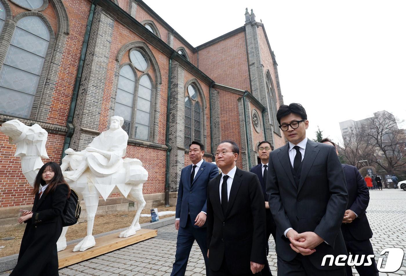 한동훈 국민의힘 비상대책위원장과 윤재옥 대표 권한대행 겸 원내대표가 서울 중구 명동대성당 지하성당에 마련된 고 정의채 몬시뇰 신부의 빈소를 조문 한 후 나서고 있다. 2023.12.29/뉴스1 ⓒ News1 국회사진취재단