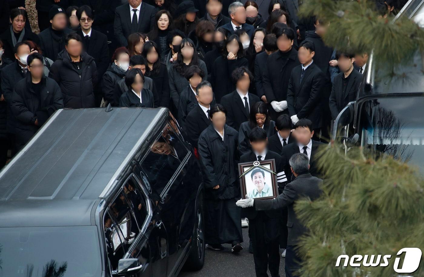 29일 정오 서울 종로구 서울대병원 장례식장에서 고&#40;故&#41; 이선균의 발인식이 엄수되고 있다. &#40;사진공동취재단&#41; 2023.12.29/뉴스1 ⓒ News1 권현진 기자