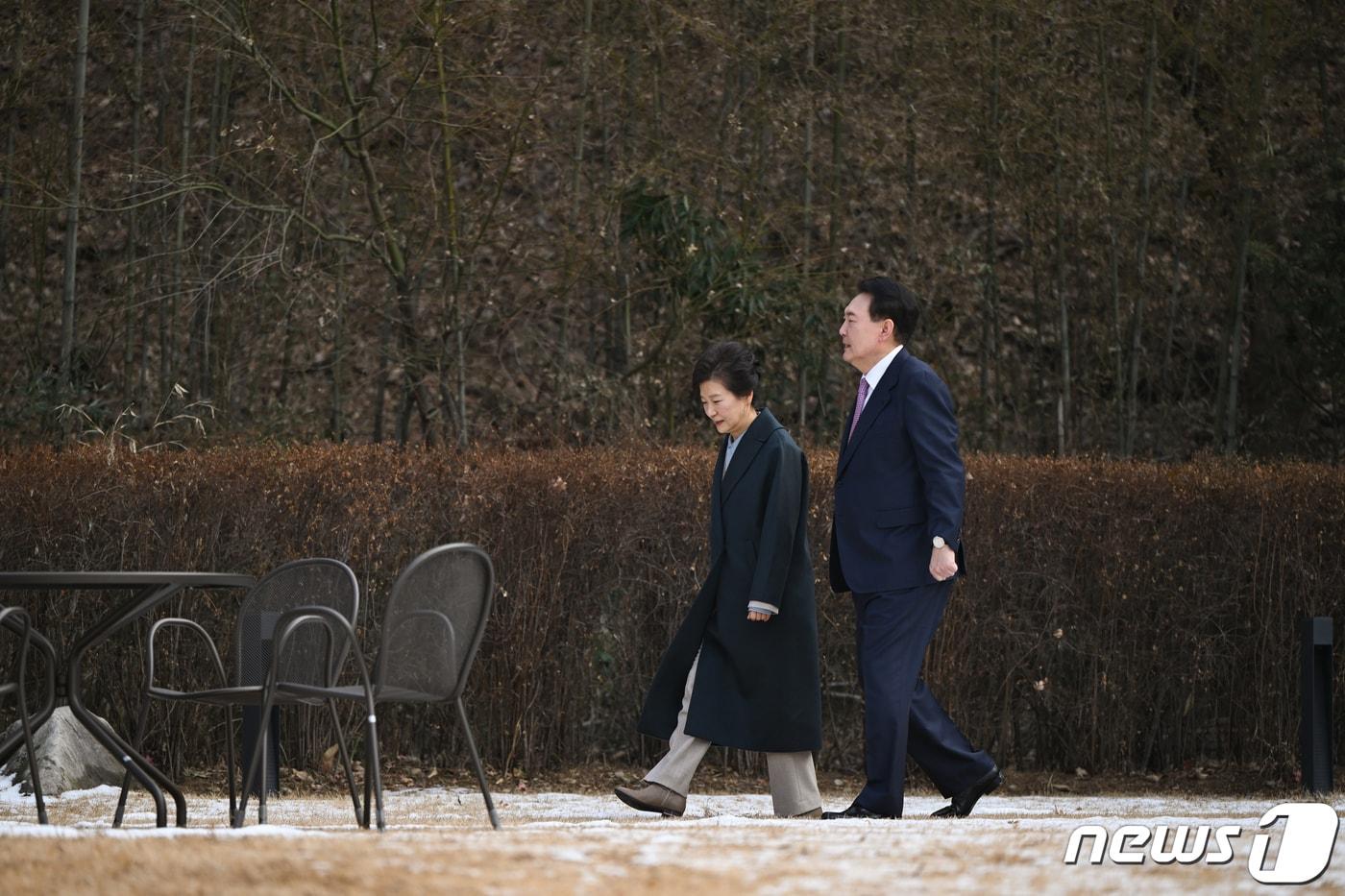 윤석열 대통령이 29일 박근혜 전 대통령을 만나 서울 용산구 한남동 관저에서 오찬을 마친 뒤 산책하고 있다. &#40;대통령실 제공&#41; 2023.12.29/뉴스1 ⓒ News1 안은나 기자