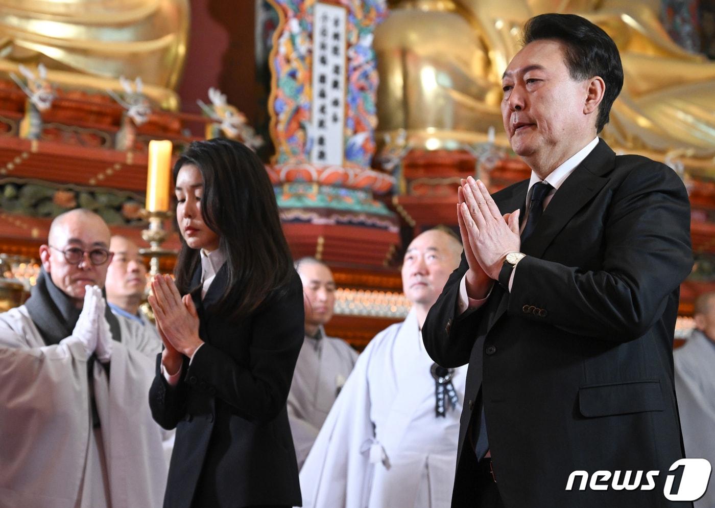 윤석열 대통령과 김건희 여사가 2일 서울 종로구 조계사에 마련된 대한불교 조계종 전 총무원장 자승 스님의 분향소를 찾아 조문하고 있다. &#40;대통령실 제공&#41; 2023.12.2/뉴스1 ⓒ News1 오대일 기자