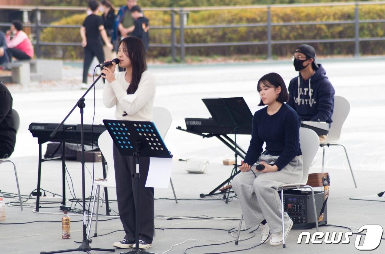 치유형 공립 대안학교인 은여울중고등학교&#40;교장 신현규&#41; 밴드부가 기관 방문 재능기부와 길거리 공연으로 선한 영향력을 확산해 눈길을 끈다.&#40;충북교육청 제공&#41;/뉴스1